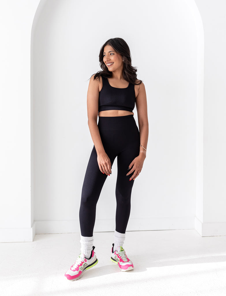 Gaiam Women's Racerback Yoga Tank Top - Long Workout & Gym Shirt for  Leggings - Atlantis Heather Blue, Large : : Clothing, Shoes &  Accessories