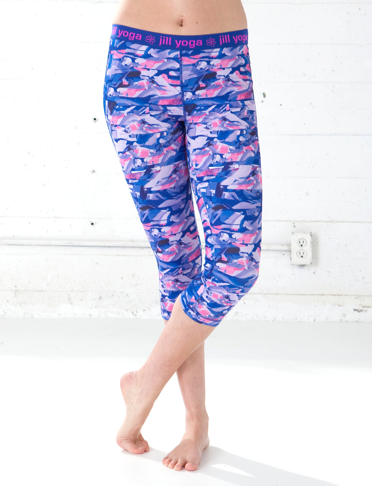 LADIES TEXTURED CAMO CAPRI LEGGING